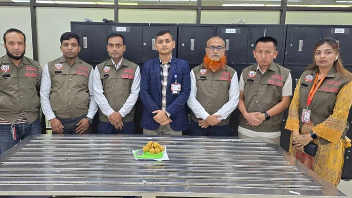 শাহজালাল বিমানবন্দরে কমোডের ট্যাংকে মিলল সাড়ে ৭ কোটি টাকার স্বর্ণসদৃশ পেস্ট