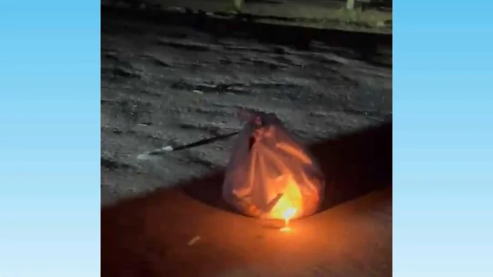 সড়কের মোড়ে কাফনের পুঁটলি-মোমবাতি, এলাকায় চাঞ্চল্য