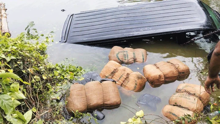 পুলিশের ধাওয়ায় পুকুরে মাইক্রোবাস, ৯ বস্তা গাঁজা উদ্ধার