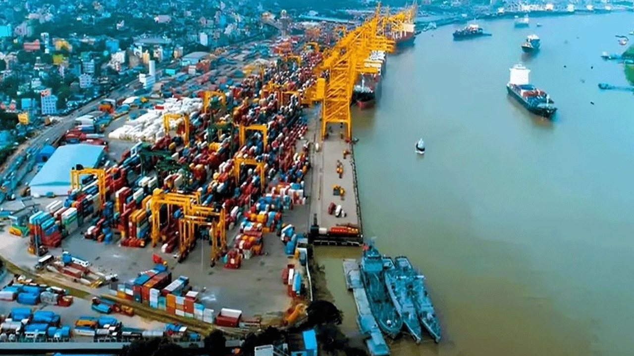 চট্টগ্রাম বন্দরের বহির্নোঙরে দুই বাণিজ্যিক জাহাজের সংঘর্ষ