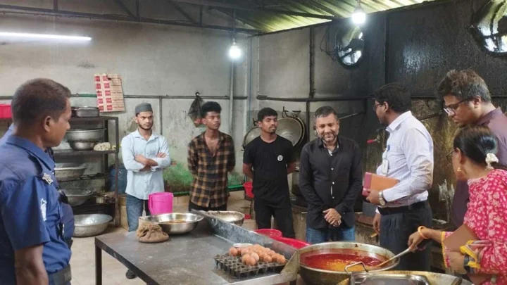 মুন্সীগঞ্জে অপরিচ্ছন্ন পরিবেশে খাবার তৈরি, দুই প্রতিষ্ঠানকে জরিমানা