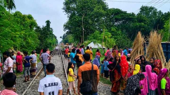 ছেলেকে বাঁচাতে গিয়ে ট্রেনের ধাক্কায় মায়ের মৃত্যু