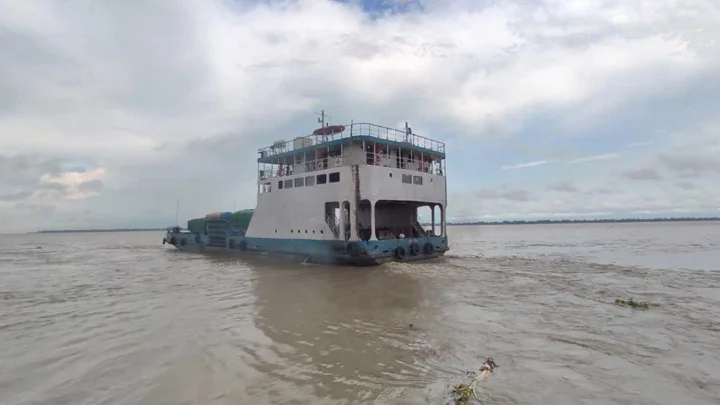 ১৬ দিন পর ধাওয়াপাড়া-নাজিরগঞ্জ নৌরুটে ফেরি চলাচল শুরু