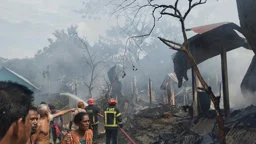 চাঁদপুরে অগ্নিকাণ্ডে ৫ পরিবারের ঘর ও মালামাল পুড়ে ছাই