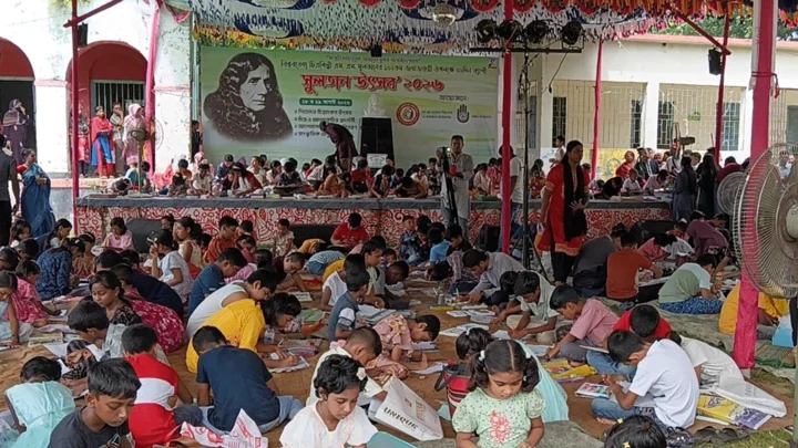 নড়াইলে সুলতান উৎসব, রঙ-তুলিতে মেতেছে শিশুরা

