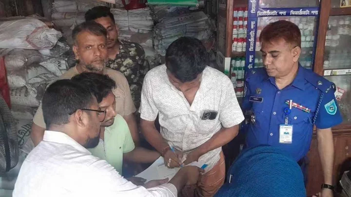 সার মজুত করে কৃত্রিম সংকটের চেষ্টা, ব্যবসায়ীকে জরিমানা