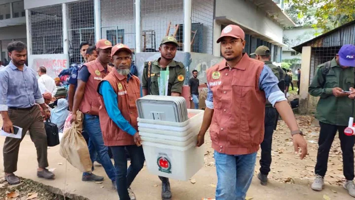 ঠাকুরগাঁও-১ আসনের উপনির্বাচন: কেন্দ্রে কেন্দ্রে পাঠানো হচ্ছে নির্বাচনি সরঞ্জাম