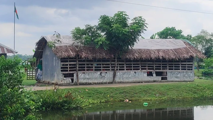 স্কুল ভবন নেই ৫ বছর, ছাপরাঘরে ৯৬ শিক্ষার্থীর পাঠদান