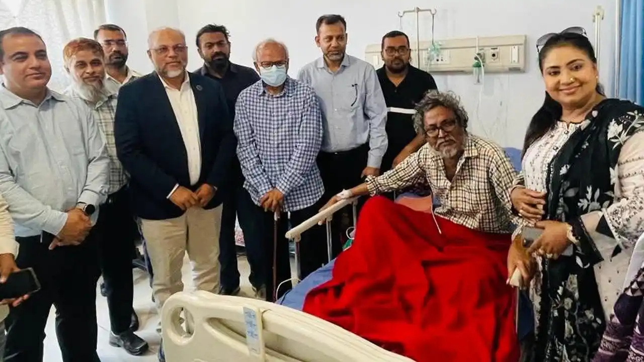 ক্যানসারে আক্রান্ত সিজেএফবি সভাপতি এনামকে দেখতে হাসপাতালে রিজভী