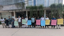 ওসমান হাদি হত্যার বিচার দাবিতে ডিআইইউতে শিক্ষার্থীদের মানববন্ধন