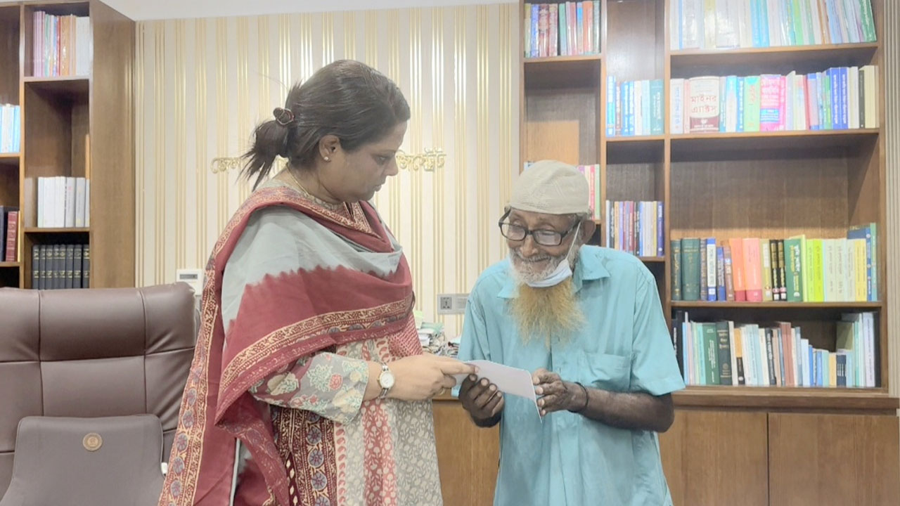 নূরের চোখে আলো ফেরাতে জেলা প্রশাসক ফরিদার মানবিক সহায়তা