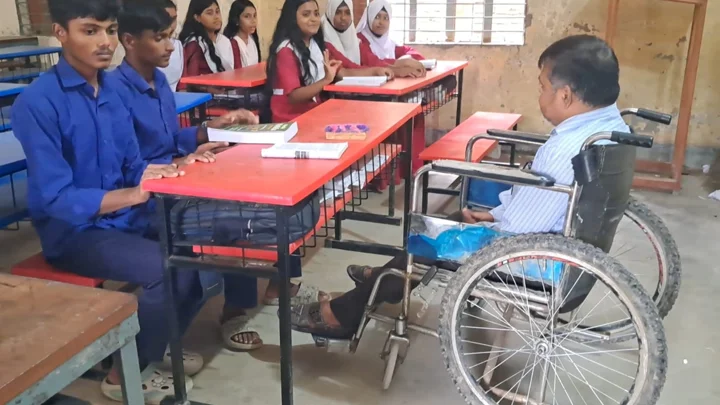 শারীরিক বাধায়ও দমে যাননি শিক্ষক অপূর্ব মণ্ডল, পাঠদানে মুগ্ধ শিক্ষার্থীরা