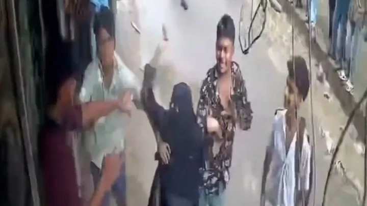 মোবাইলে কথা না বলায় স্কুলের সামনে ছুরি হাতে কিশোরী, আহত স্কুলছাত্র