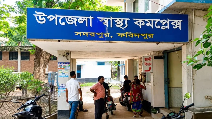 চলন্ত ভ্যানের চাকায় ওড়না পেঁচিয়ে প্রাণ গেল কিশোরীর