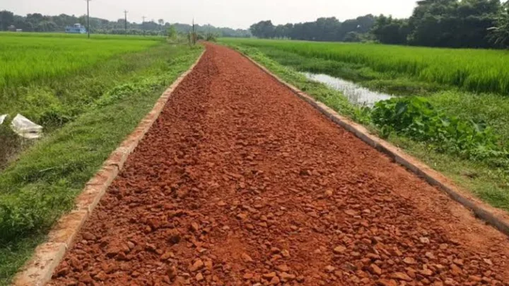 ৯৭ লাখ টাকার সড়কে নিম্নমানের খোয়া, ঠিকাদারকে চূড়ান্ত নোটিশ