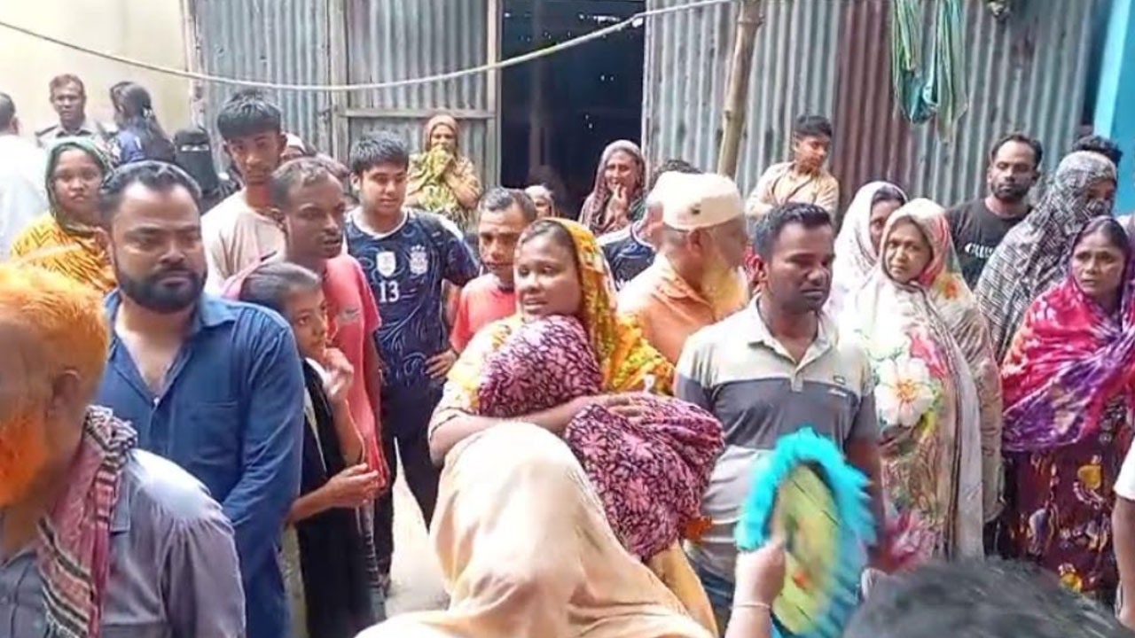 নেশার টাকার জন্য মাকে হত্যা, ছেলে পলাতক
