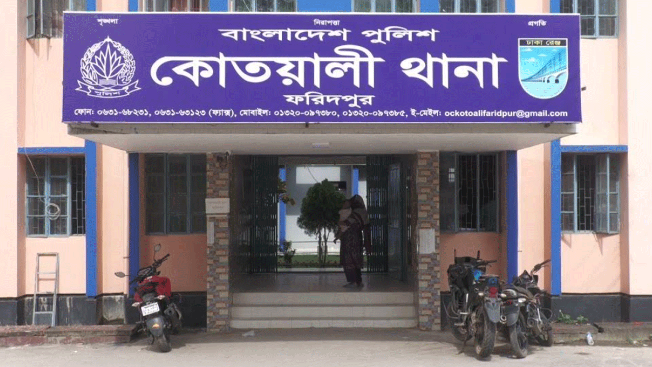 পর্নোগ্রাফি আইনের মামলায় স্বামী কারাগারে, পরিবারের অভিযোগ ‘ব্ল্যাকমেইলে’ বিয়ে