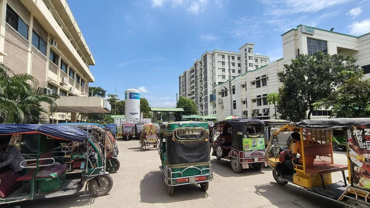 হাসপাতাল নাকি অটোস্ট্যান্ড—বোঝার উপায় নেই