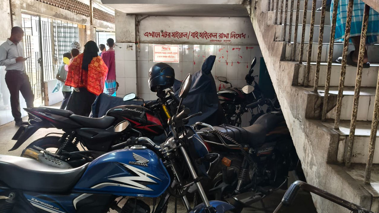 পাকিং নিষিদ্ধ জায়গায়ও রাখা হয়েছে মোটরসাইকেল। ছবি : এশিয়া পোস্ট