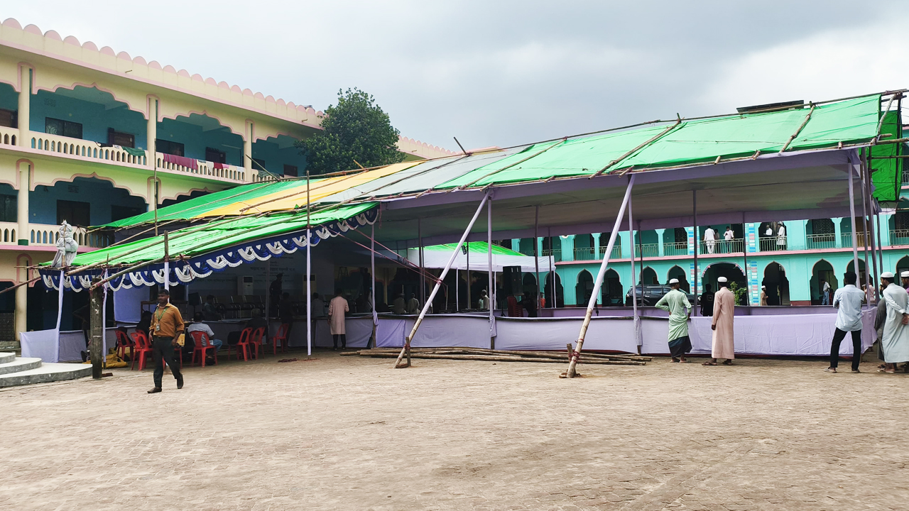 বাবুনগর মাদ্রাসা প্রাঙ্গণে হেফাজতে ইসলামের শীর্ষ নেতাদের সঙ্গে প্রধানমন্ত্রীর মতবিনিময় সভার প্রস্তুতি সম্পন্ন। ছবি: এশিয়া পোস্ট