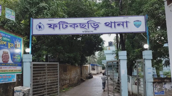 মুরগি চোর সন্দেহে ৪ জনকে পিটিয়ে গাছে বাঁধল জনতা