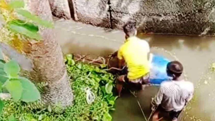 পানিতে ভাসছিল ড্রাম, খুলতেই বেরিয়ে এলো মরদেহ