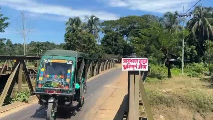 পাথরবোঝাই ট্রাকের ধাক্কায় বেইলি সেতু ক্ষতিগ্রস্ত, দুর্ভোগে যাত্রীরা