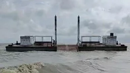 মাঝনদীতে ৪ ঘণ্টা আটকে ছিল ফেরি 