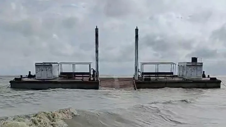 মাঝনদীতে ৪ ঘণ্টা আটকে ছিল ফেরি 