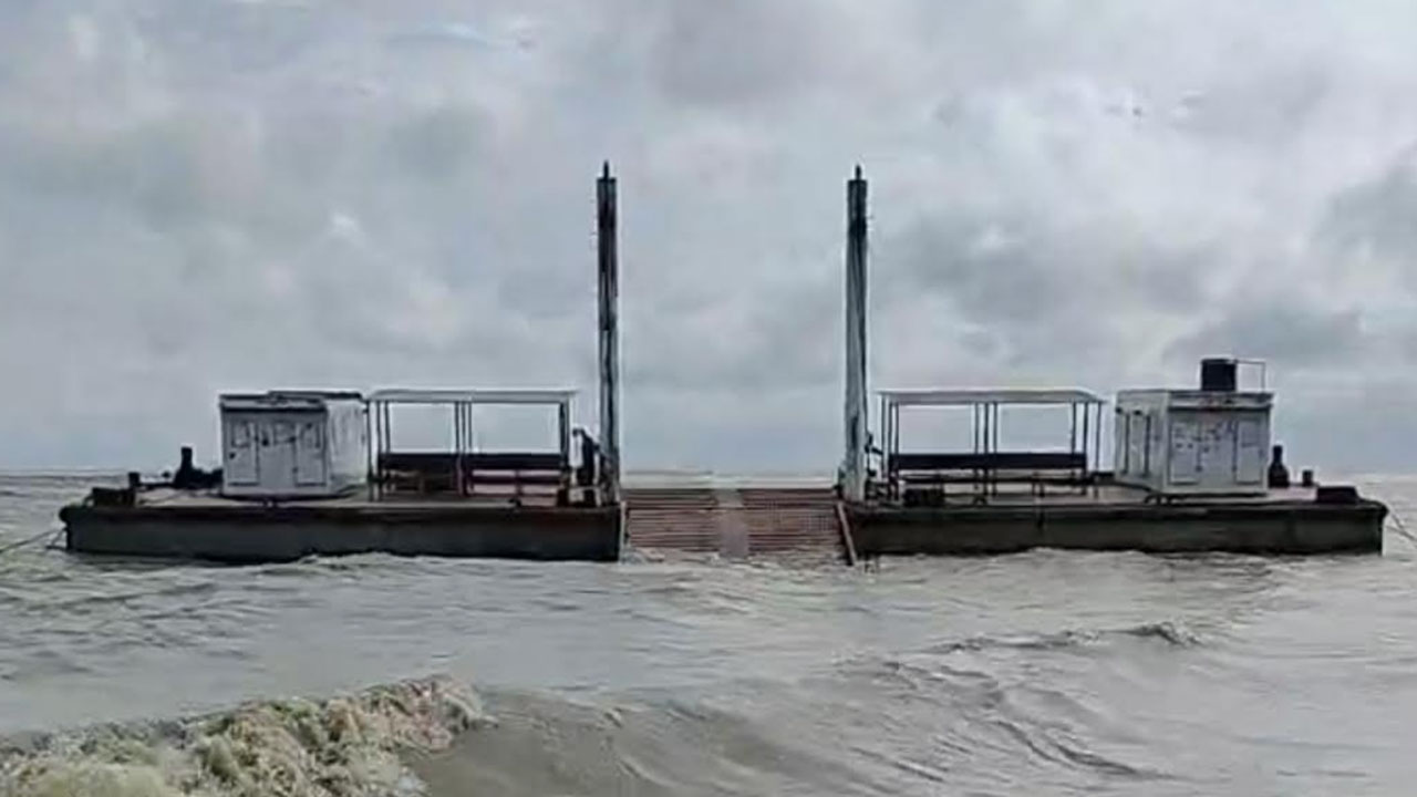 মাঝনদীতে ৪ ঘণ্টা আটকে ছিল ফেরি