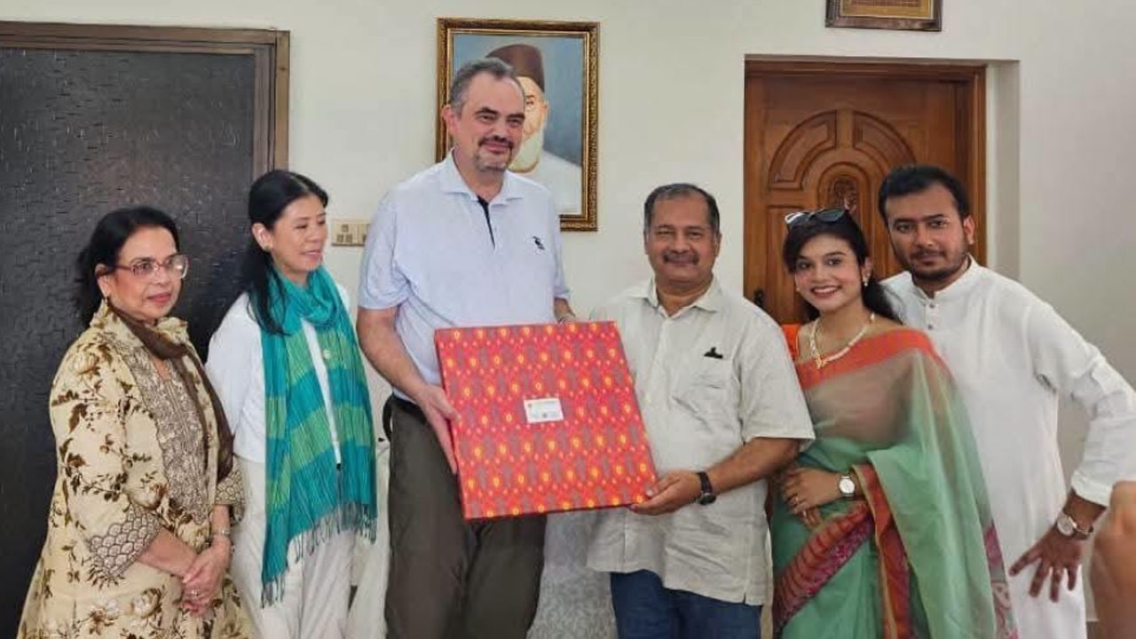তথ্যমন্ত্রীর গ্ৰামের বাড়িতে ভাজা ইলিশ আর রসমালাইয়ের স্বাদে আপ্লুত মার্কিন রাষ্ট্রদূত