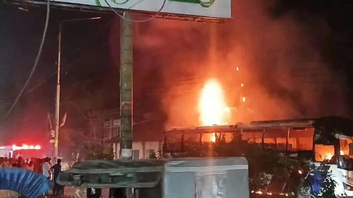 ময়মনসিংহে দাঁড়িয়ে থাকা বাসে আগুন