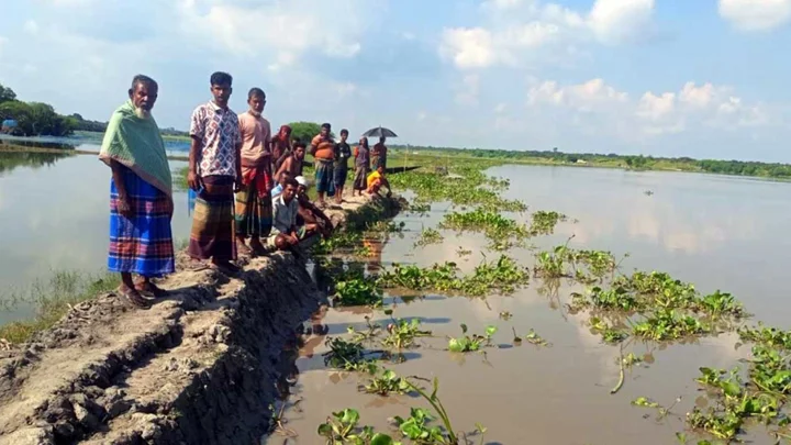 কপোতাক্ষের ভাঙন: চার গ্রাম প্লাবনের শঙ্কা, স্থায়ী বাঁধের দাবি