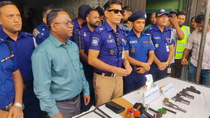 চট্টগ্রামে অটোরিকশার ওয়ার্কশপের আড়ালে তৈরি হচ্ছিল পেনগান