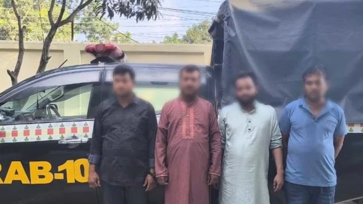 দৌলতদিয়া ফেরিঘাটে সাড়ে ৮ লাখ টাকার মাদকসহ গ্রেপ্তার ৪