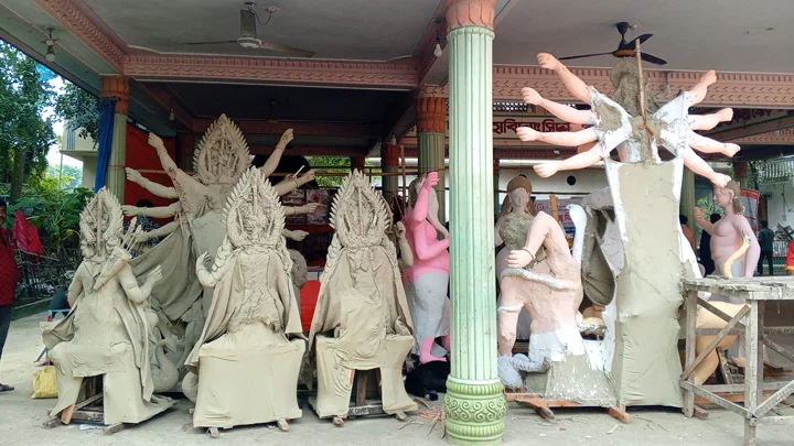 দুর্গাপূজা ঘিরে ফেনীর ১৫৩ মণ্ডপে আনন্দের সুর, প্রস্তুতি শেষ পর্যায়ে