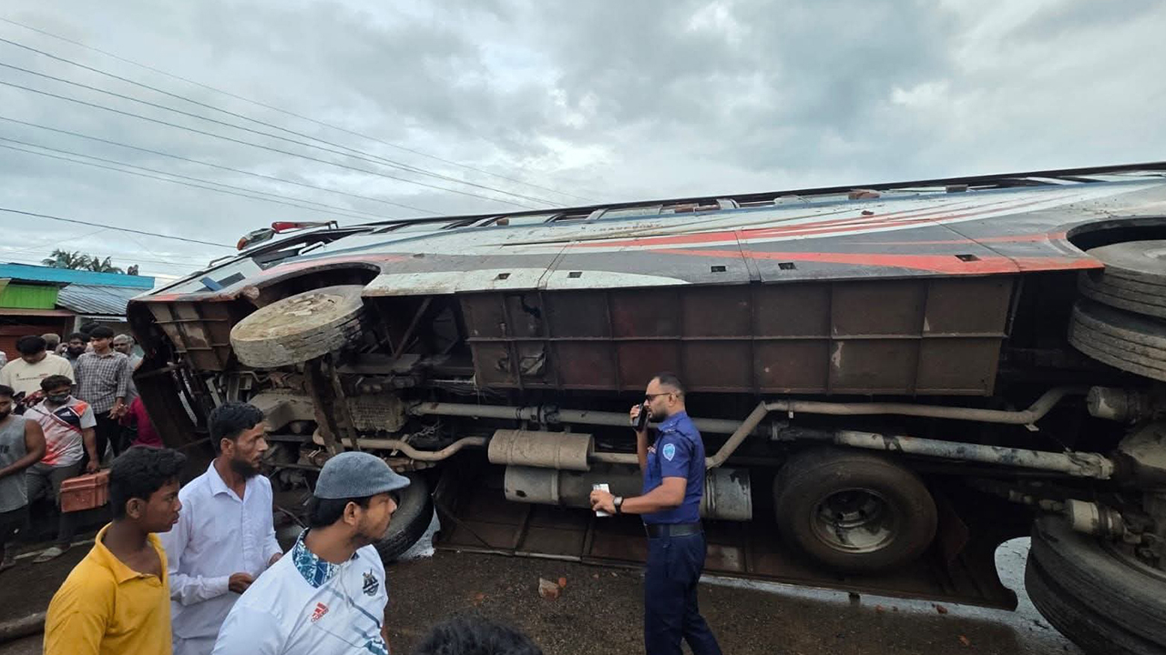 নিয়ন্ত্রণ হারিয়ে শিক্ষার্থীদের ওপর উল্টে গেল বাস, স্কুলছাত্রী নিহত