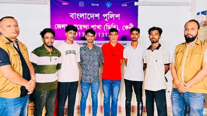 গোপন বৈঠক থেকে সৈনিক লীগ নেতাসহ গ্রেপ্তার ৬
