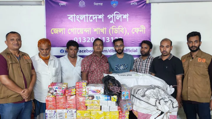ফেনীতে শুল্কফাঁকি দিয়ে আতশবাজি বিক্রি, ৬ যুবক আটক