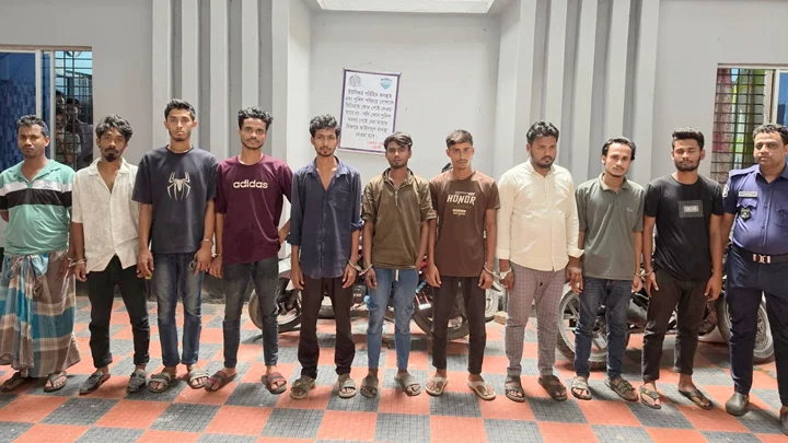 ফেনীতে পুলিশের অভিযানে মাদক কারবারিসহ গ্রেপ্তার ২১