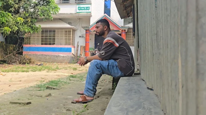 দোকানে রাত কাটাচ্ছেন সেই প্রবাসী, বাড়িতে থাকতে পারছেন না বাবা-ছেলের কেউই