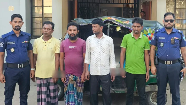 ফেনীতে পিকআপ ড্রাইভারকে অপহরণ করে মুক্তিপণ দাবি, চক্রের ৪ সদস্য গ্রেপ্তার