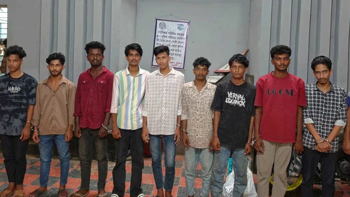 


ফেনীতে নিষিদ্ধ ছাত্রলীগের ঝটিকা মিছিল, গ্রেপ্তার ১৩