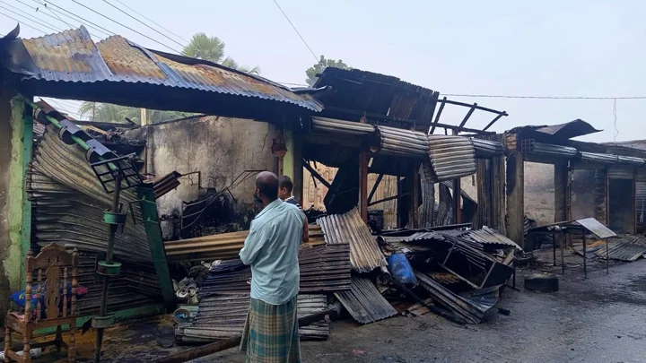 পরশুরামে আগুনে পুড়ল ১৯ দোকান, ক্ষতি ২ কোটি টাকা