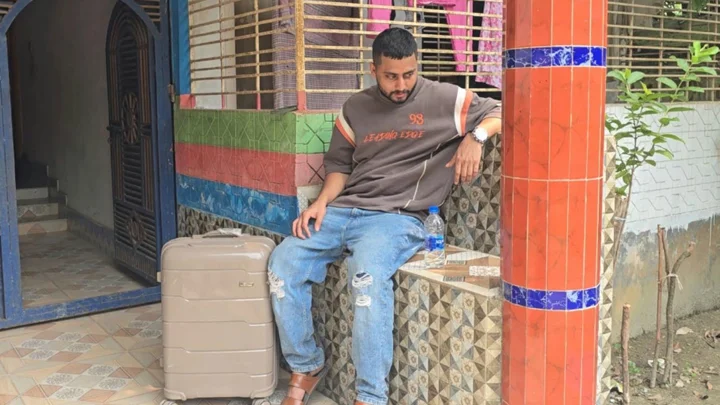 থানা-সালিশেও বাড়িতে ঠাঁই হয়নি প্রবাসীর, বাবার দাবি ‘ও আমার ছেলে না’