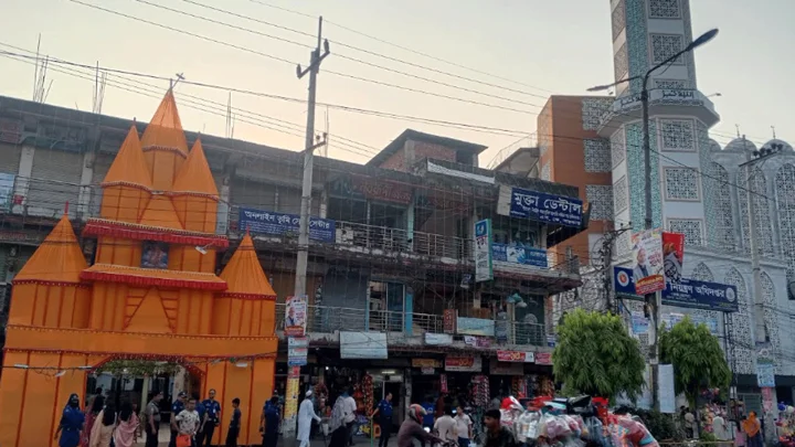 একপাশে মসজিদ অন্যপাশে মন্দির, ধর্মীয় সম্প্রীতির উজ্জ্বল নিদর্শন