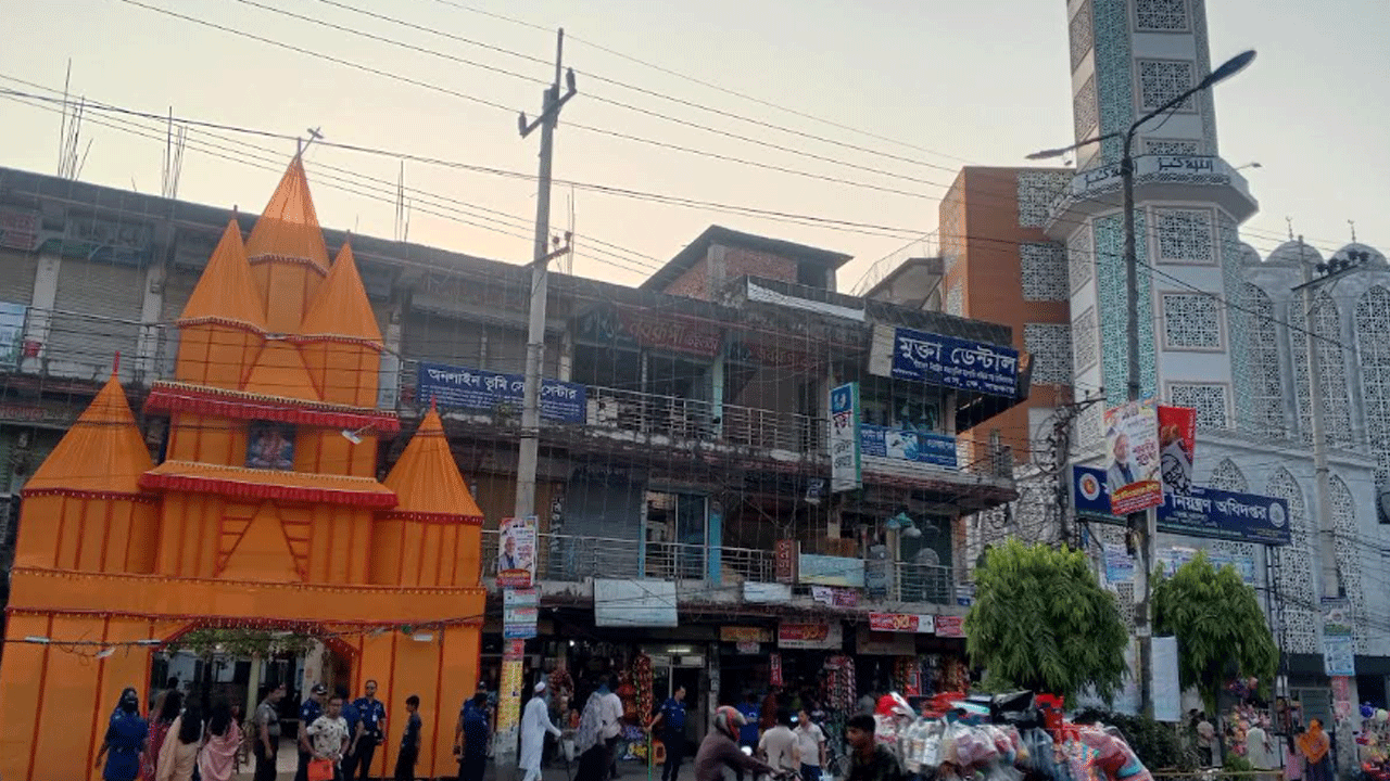 একপাশে মসজিদ অন্যপাশে মন্দির, ধর্মীয় সম্প্রীতির উজ্জ্বল নিদর্শন