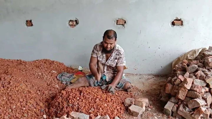 দুই পা হারিয়েও থামেননি সলিম, ইট ভেঙে চালাচ্ছেন সংসার