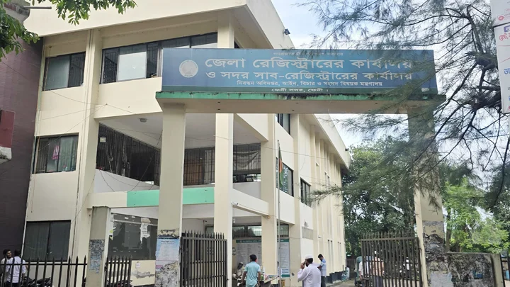 জীবিত মাকে মৃত দেখিয়ে জমি রেজিস্ট্রির চেষ্টা, আটকে দিলেন রেজিস্ট্রার