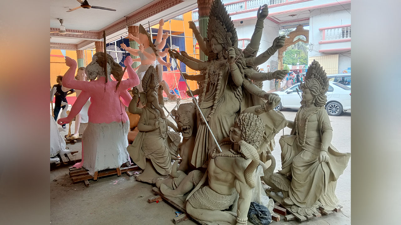 মৃৎশিল্পীদের নিপুণ ছোঁয়ায় চলছে শেষ মুহূর্তের কাজ। ছবি : এশিয়া পোস্ট